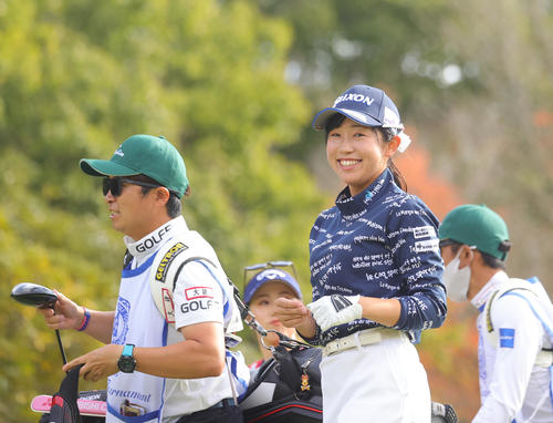 3番、第1打を放ち笑顔を見せる菅沼菜々（撮影・野上伸悟）