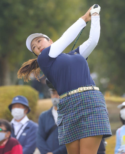 3番、第1打を放つ阿部未悠（撮影・野上伸悟）