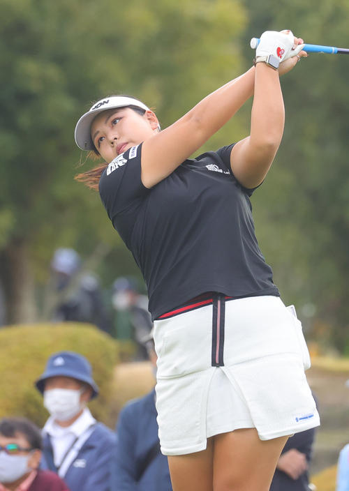 3番、第1打を放つささきしょうこ（撮影・野上伸悟）