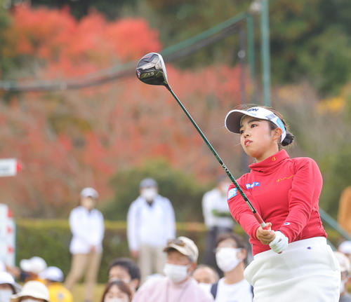 3番、第1打を放つ山下美夢有（撮影・野上伸悟）