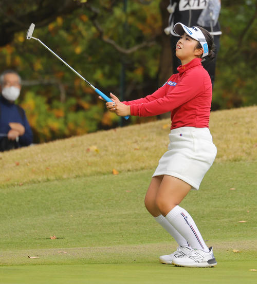 8番、バーディーパットを外し悔しがる山下美夢有（撮影・野上伸悟）