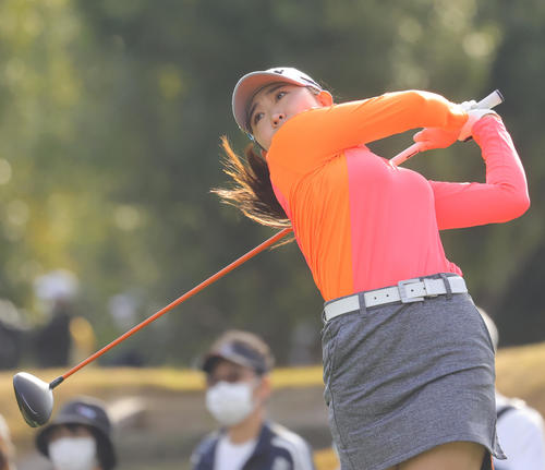 3番、第1打を放つ内田ことこ（撮影・野上伸悟）