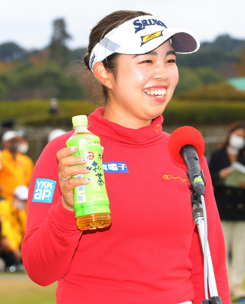 伊藤園の「お～いお茶」を手に優勝インタビューに答える山下美夢有（撮影・野上伸悟）