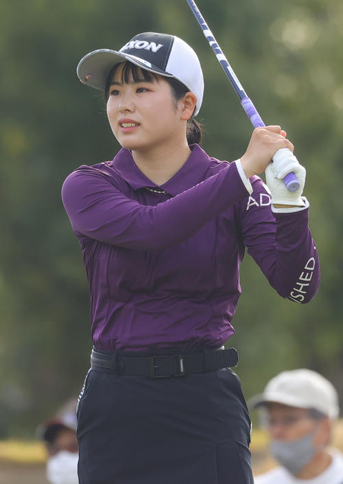 3番、第1打を放つ尾関彩美悠（撮影・野上伸悟）
