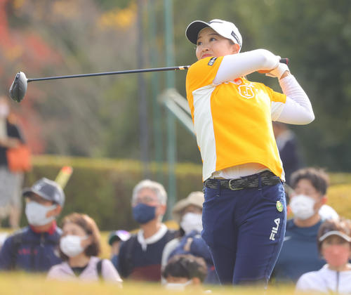 3番、第1打を放つ西郷真央（撮影・野上伸悟）