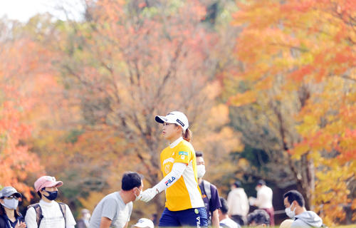 3番、第1打を放ち歩き出す西郷真央（撮影・野上伸悟）