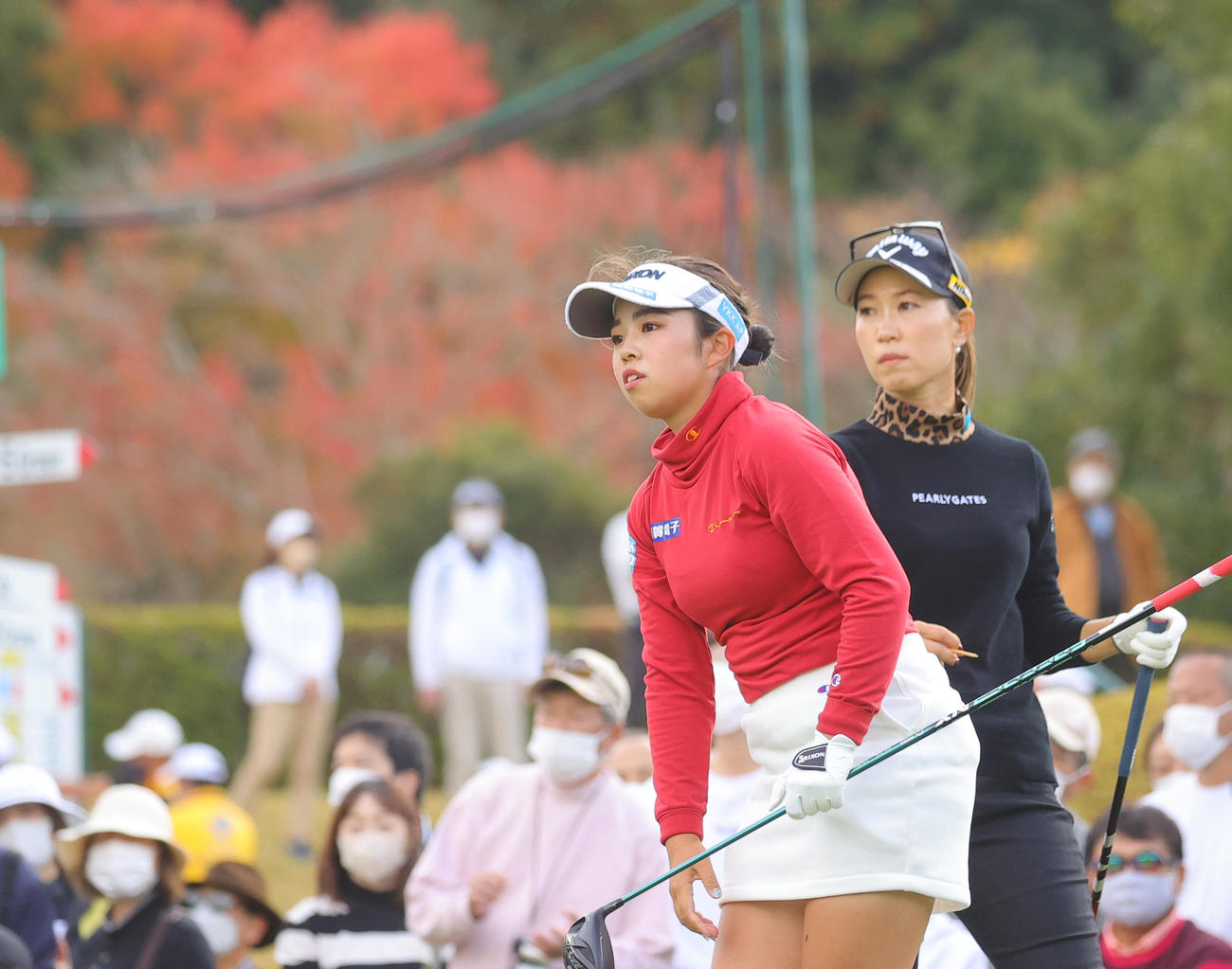 3番、第1打を放つ山下美夢有。後方は上田桃子（撮影・野上伸悟）