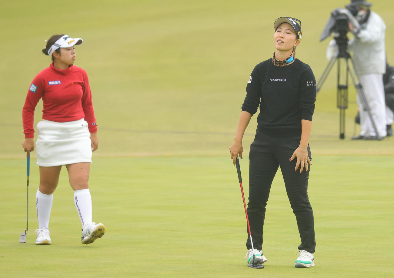 18番、バーディーパットを外し無念の表情を見せる上田桃子。左は優勝した山下美夢有（撮影・野上伸悟）