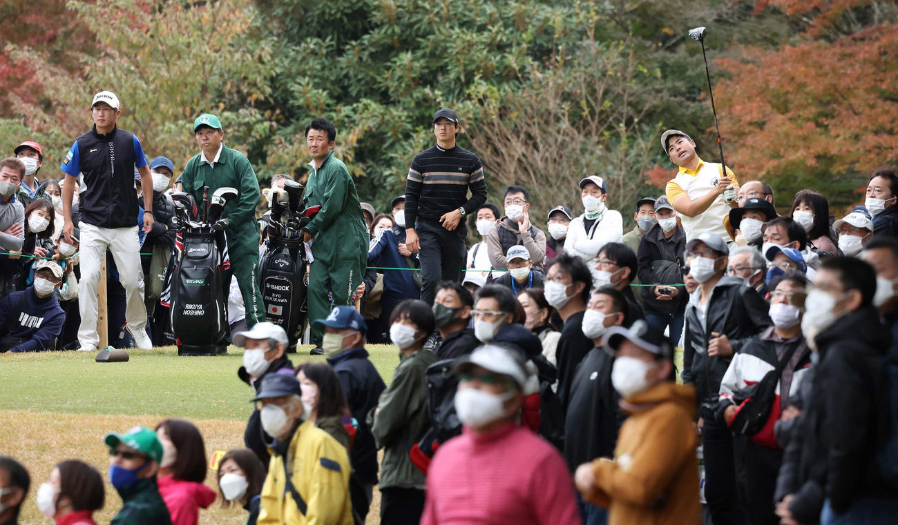 8番をラウンドする、左から星野、石川遼、蝉川の最終組のメンバー（撮影・丹羽敏通）