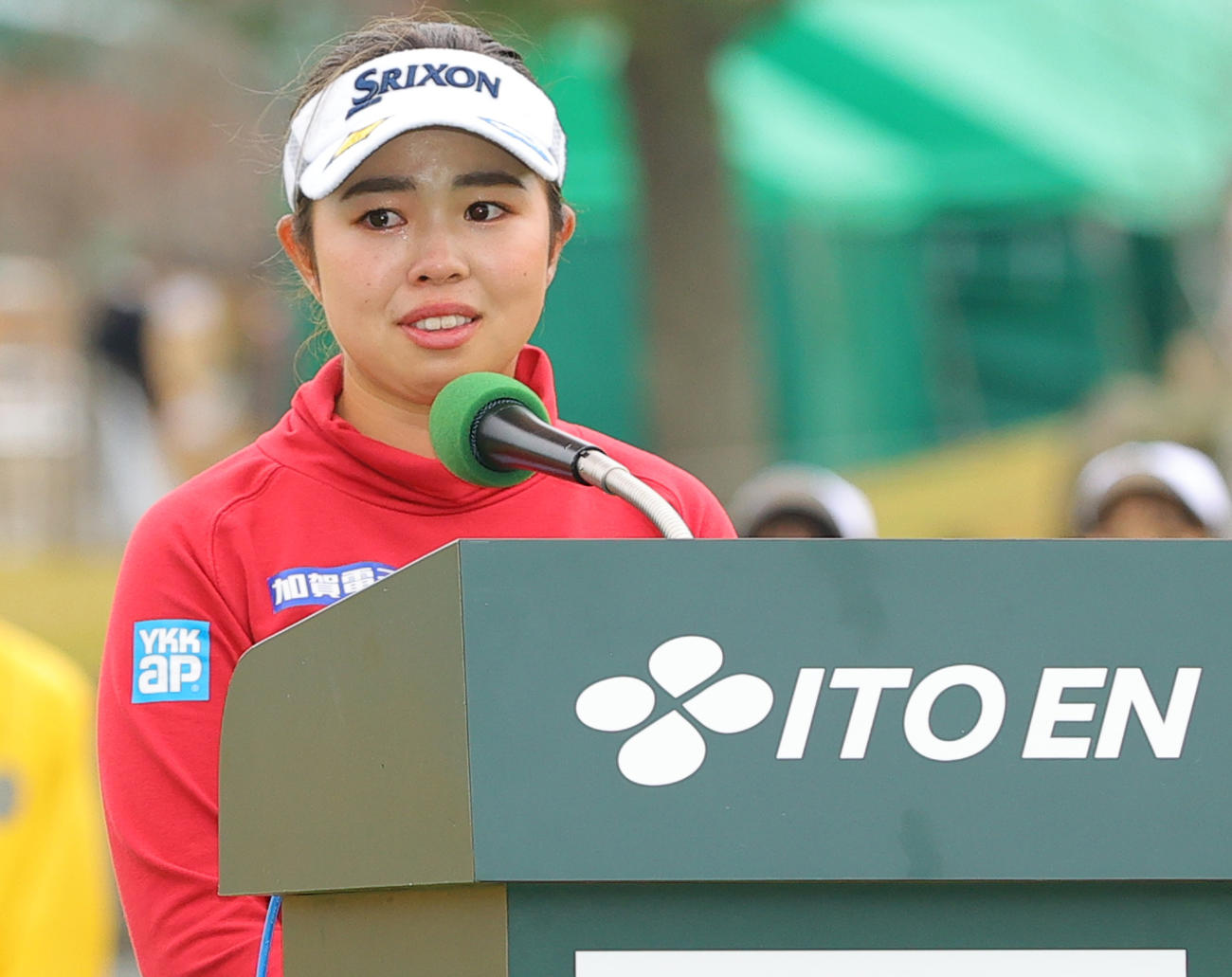 優勝スピーチで感極まる山下美夢有（撮影・野上伸悟）