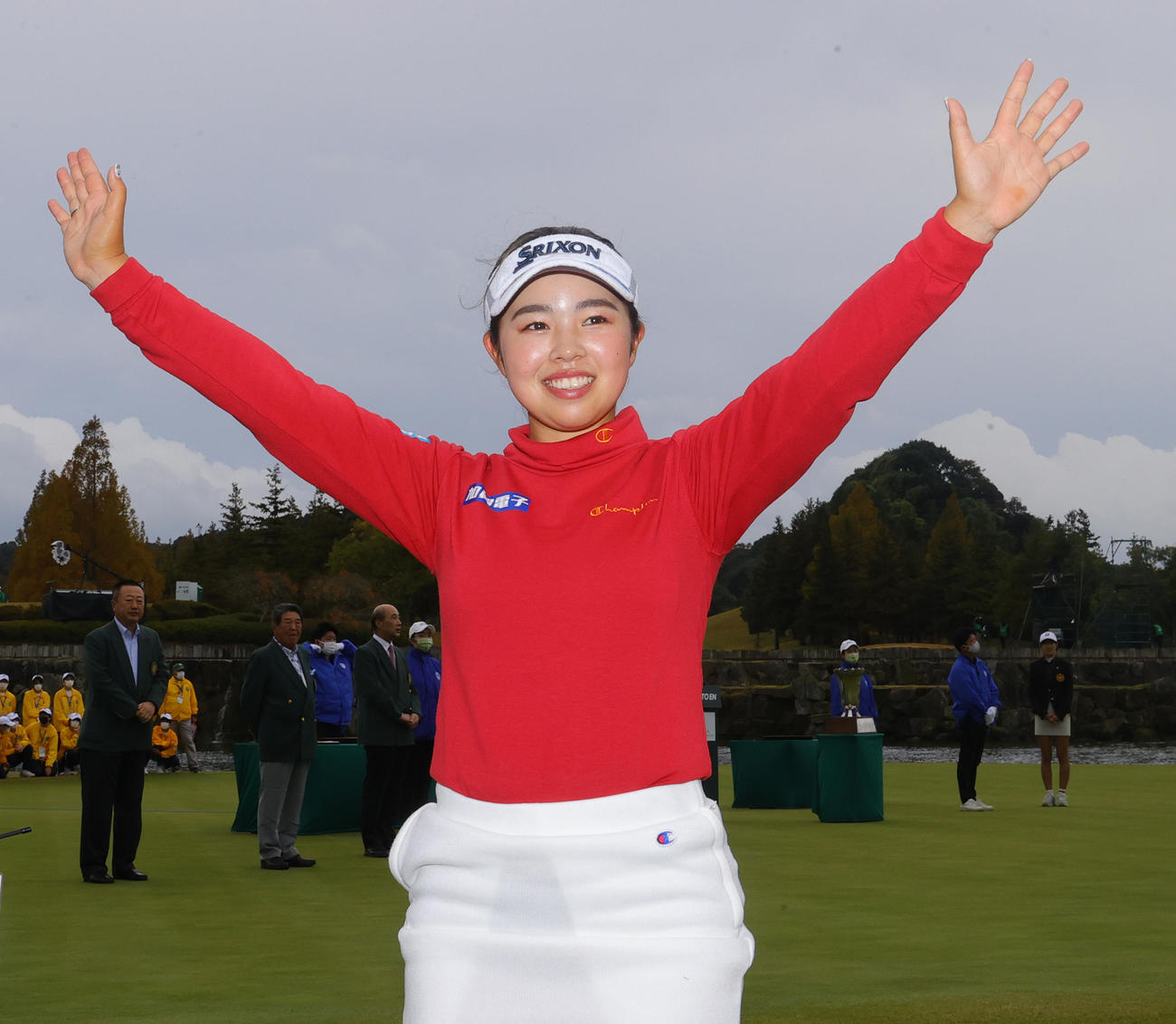 優勝し万歳する山下美夢有（撮影・野上伸悟）
