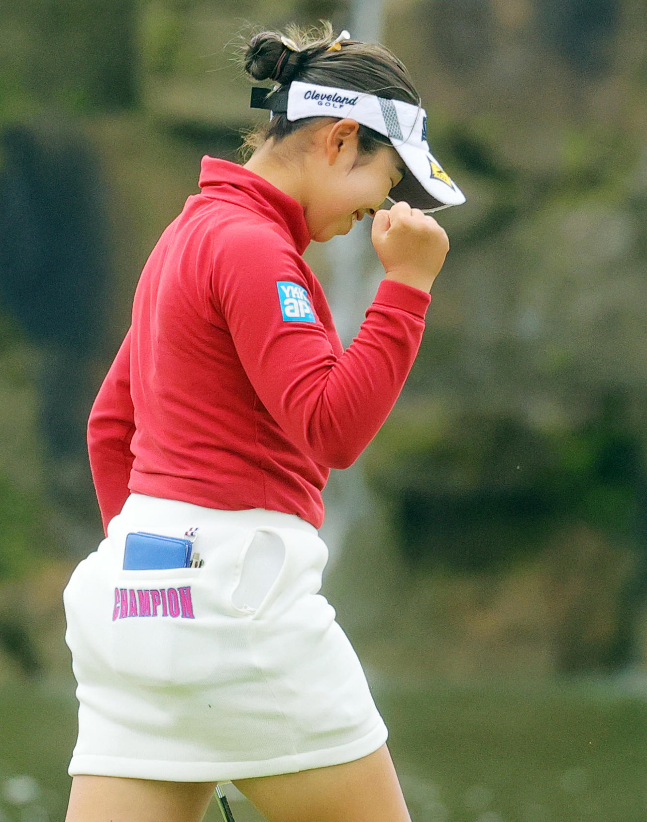18番、優勝のパーパットを決めガッツポーズで喜ぶ山下美夢有（撮影・野上伸悟）