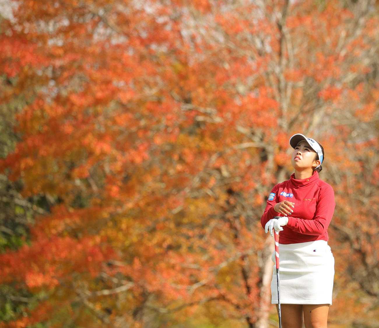 7番、空を見上げる山下美夢有（撮影・野上伸悟）