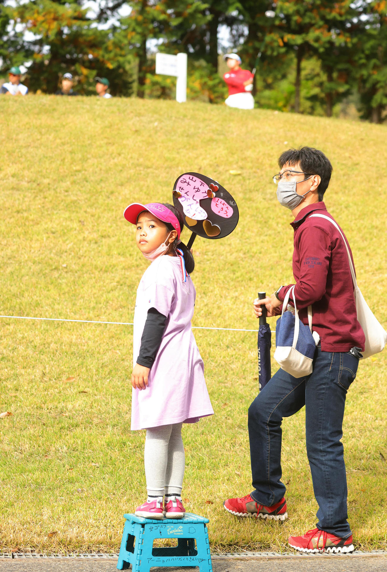 5番、第1打を放つ山下美夢有（上）を応援する少女ファン（撮影・野上伸悟）