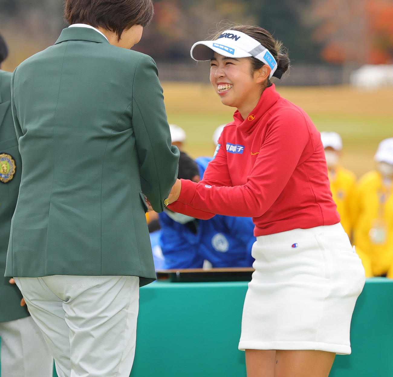 優勝し、日本女子プロゴルフ協会小林浩美会長（左）と握手する山下美夢有（撮影・野上伸悟）