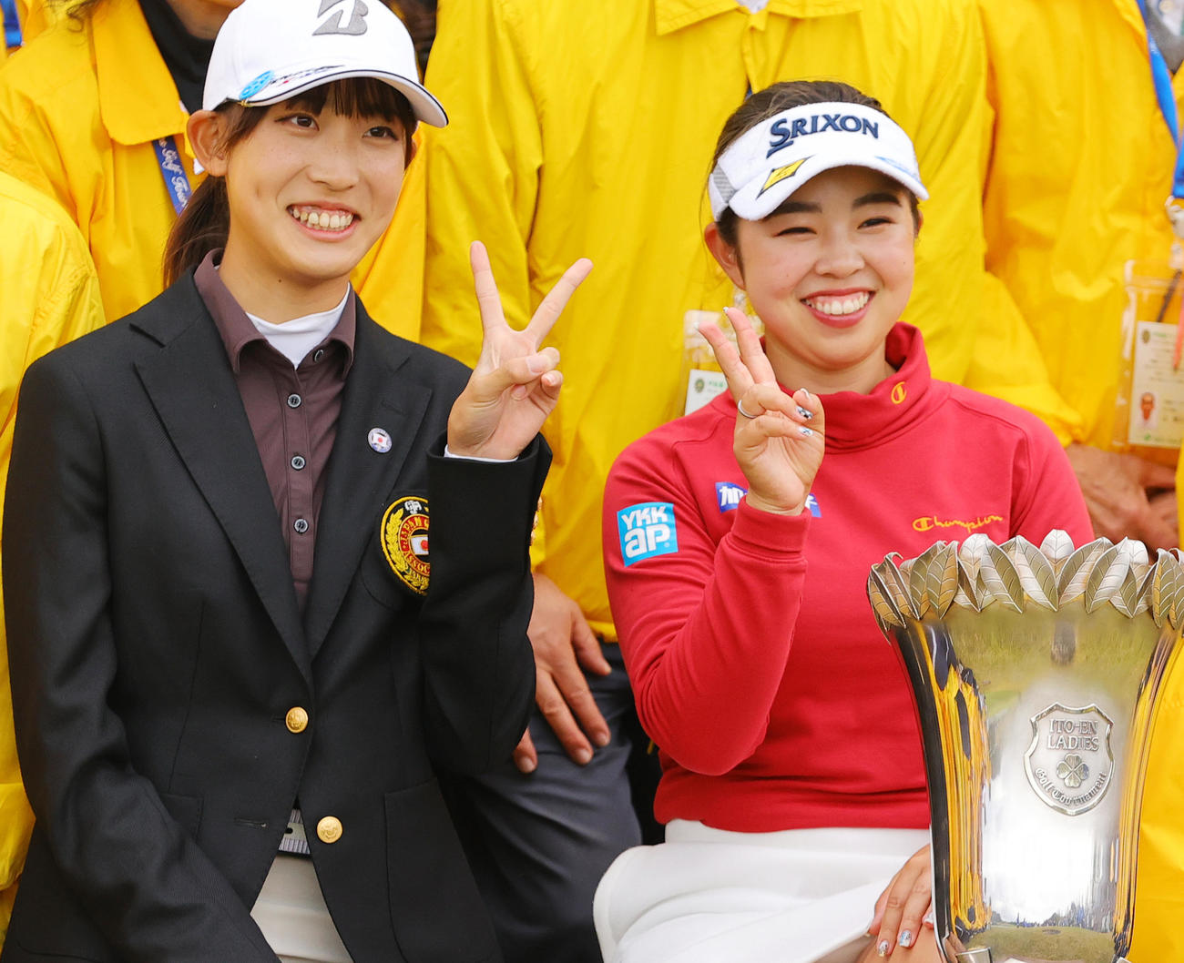 記念撮影するベストアマの馬場咲希（左）と優勝した山下美夢有（撮影・野上伸悟）