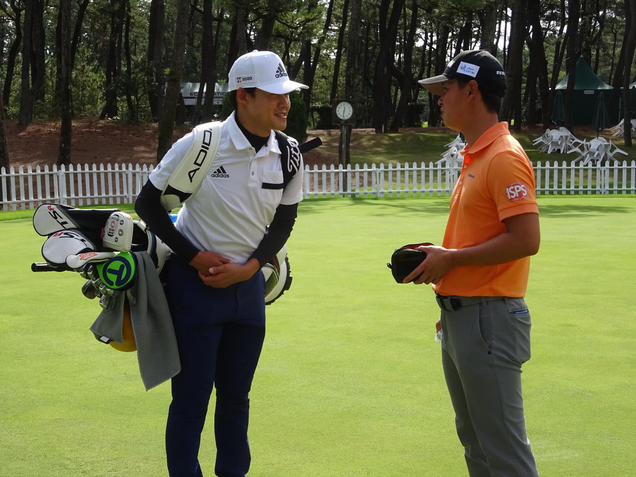 米下部ツアー最終予選にともに挑んだ桂川有人（右）と話す大西魁斗（撮影・加藤裕一）