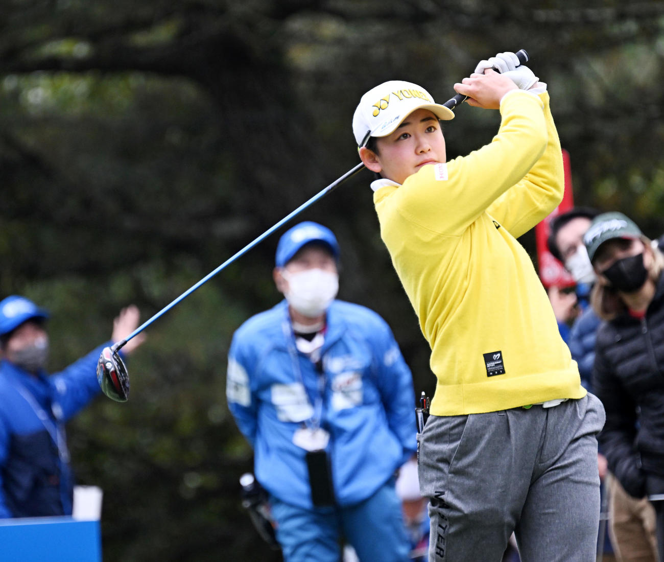 10番、ティーショットを放つ岩井明（撮影・前岡正明）