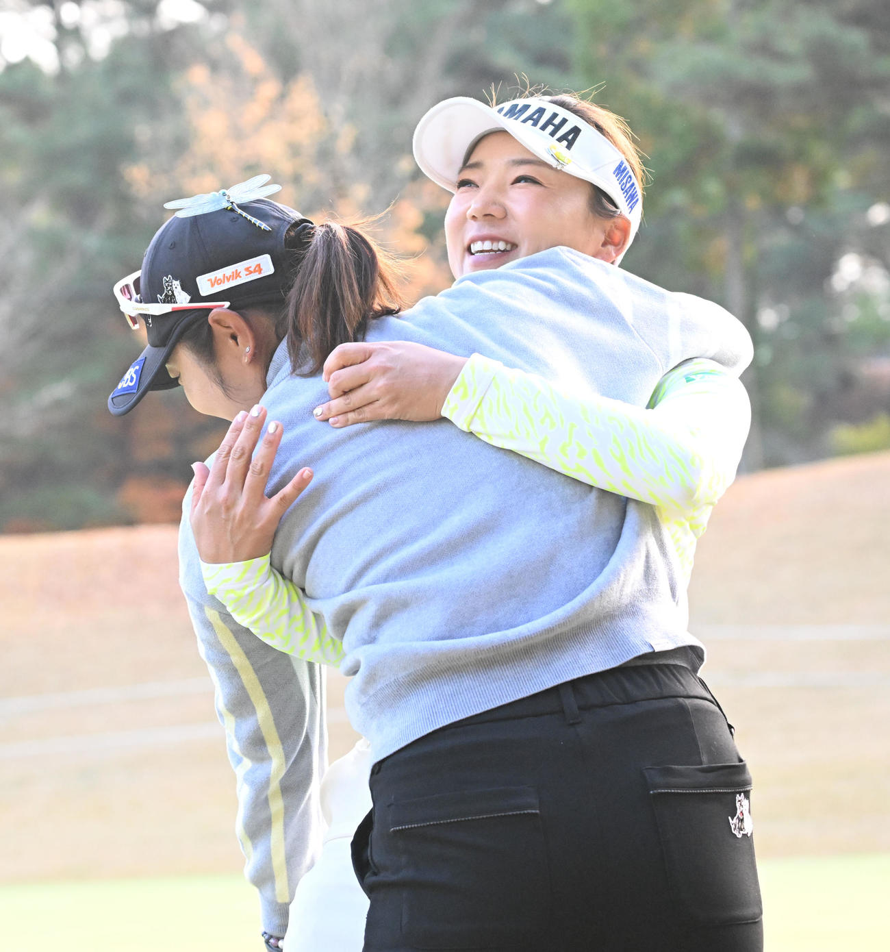 9番、有村（右）は藤田さいきと笑顔でハグ（撮影・前岡正明）