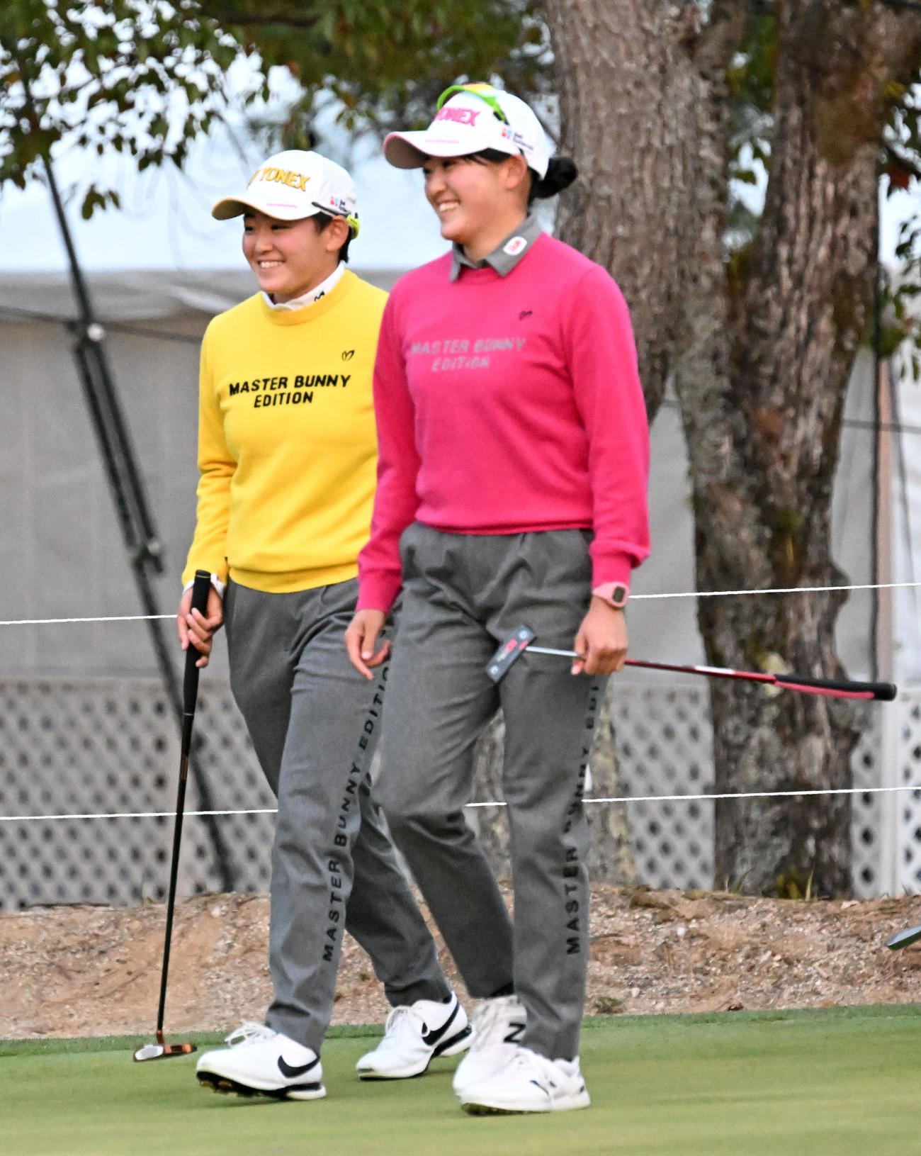 笑顔で練習する岩井明愛（左）、千怜姉妹（撮影・前岡正明）