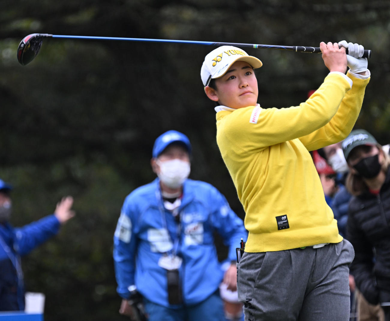 10番、ティーショットを放つ岩井明（撮影・前岡正明）