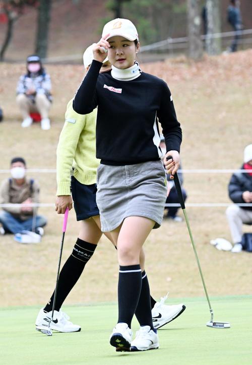 9番、バーディーパットを決めた川崎（撮影・前岡正明）