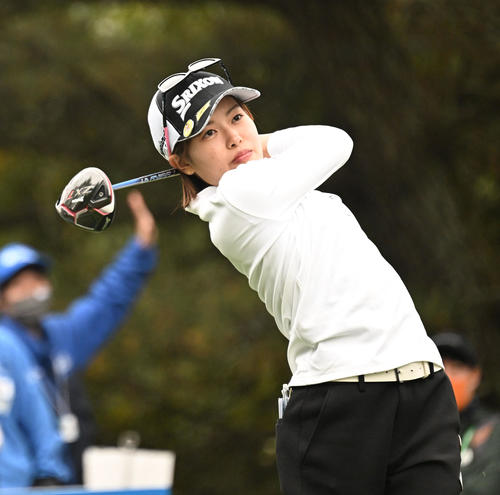 10番、ティーショットを放つ小倉（撮影・前岡正明）