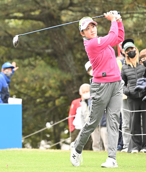 10番、ティーショットを放つ岩井千（撮影・前岡正明）