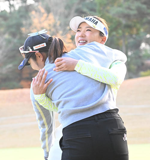 9番、有村（右）は藤田さいきと笑顔でハグ（撮影・前岡正明）