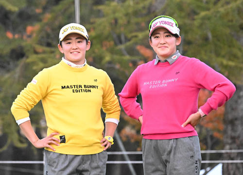 連取場で笑顔を見せる岩井明愛（左）、千怜姉妹（撮影・前岡正明）