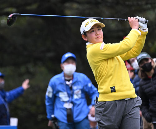 10番、ティーショットを放つ岩井明（撮影・前岡正明）