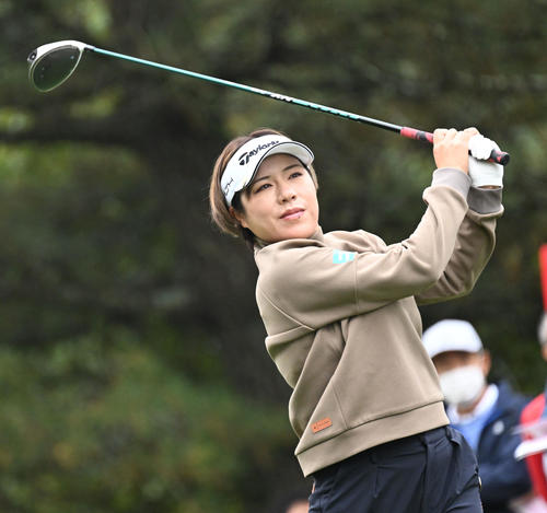10番、ティーショットを放つ岡山（撮影・前岡正明）
