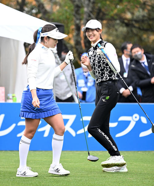 笑顔見せる渋野日向子の妹暉璃子、ストレッチする馬場咲希ら／女子プロ