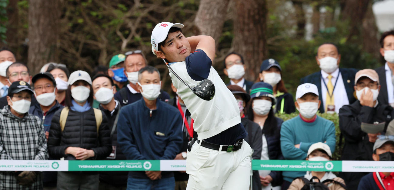 1番、ティーショットを放つ蝉川（撮影・加藤哉）