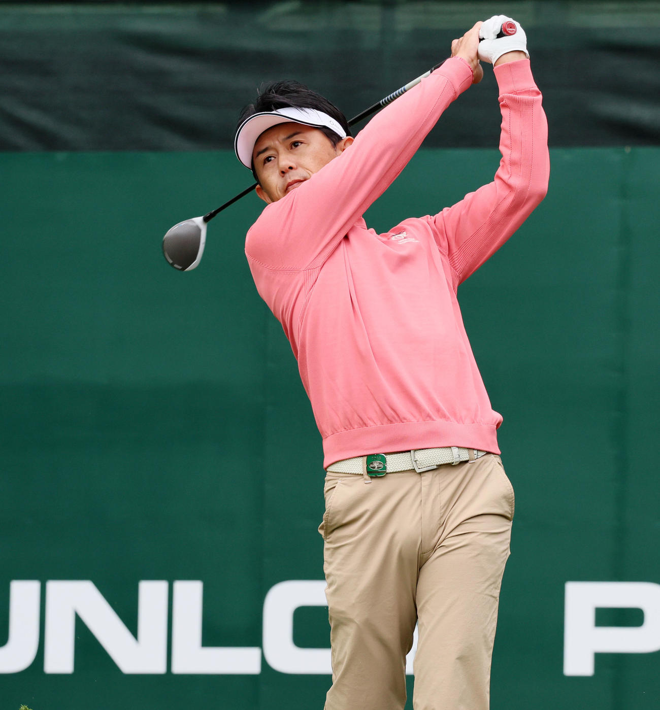 1番、ティーショットを放つ近藤（撮影・加藤哉）