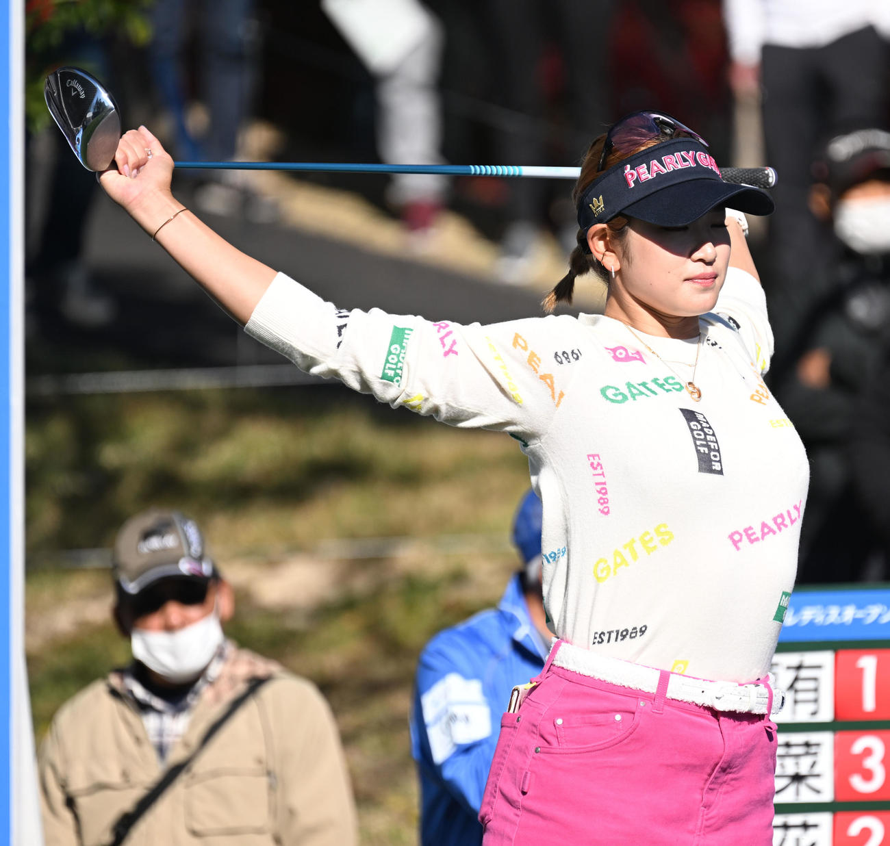 1番、ストレッチを行う原（撮影・前岡正明）