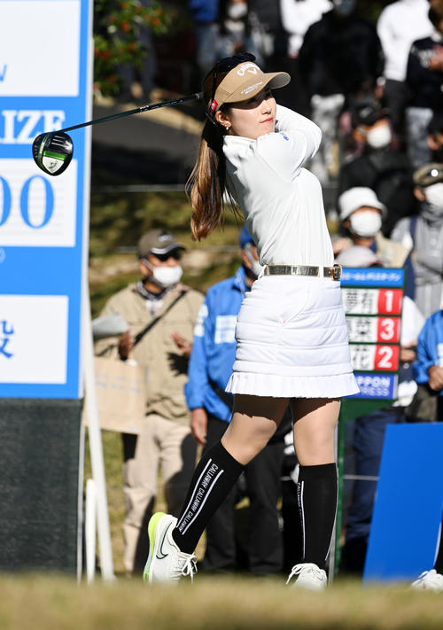 1番、ティーショットを放つ西村（撮影・前岡正明）