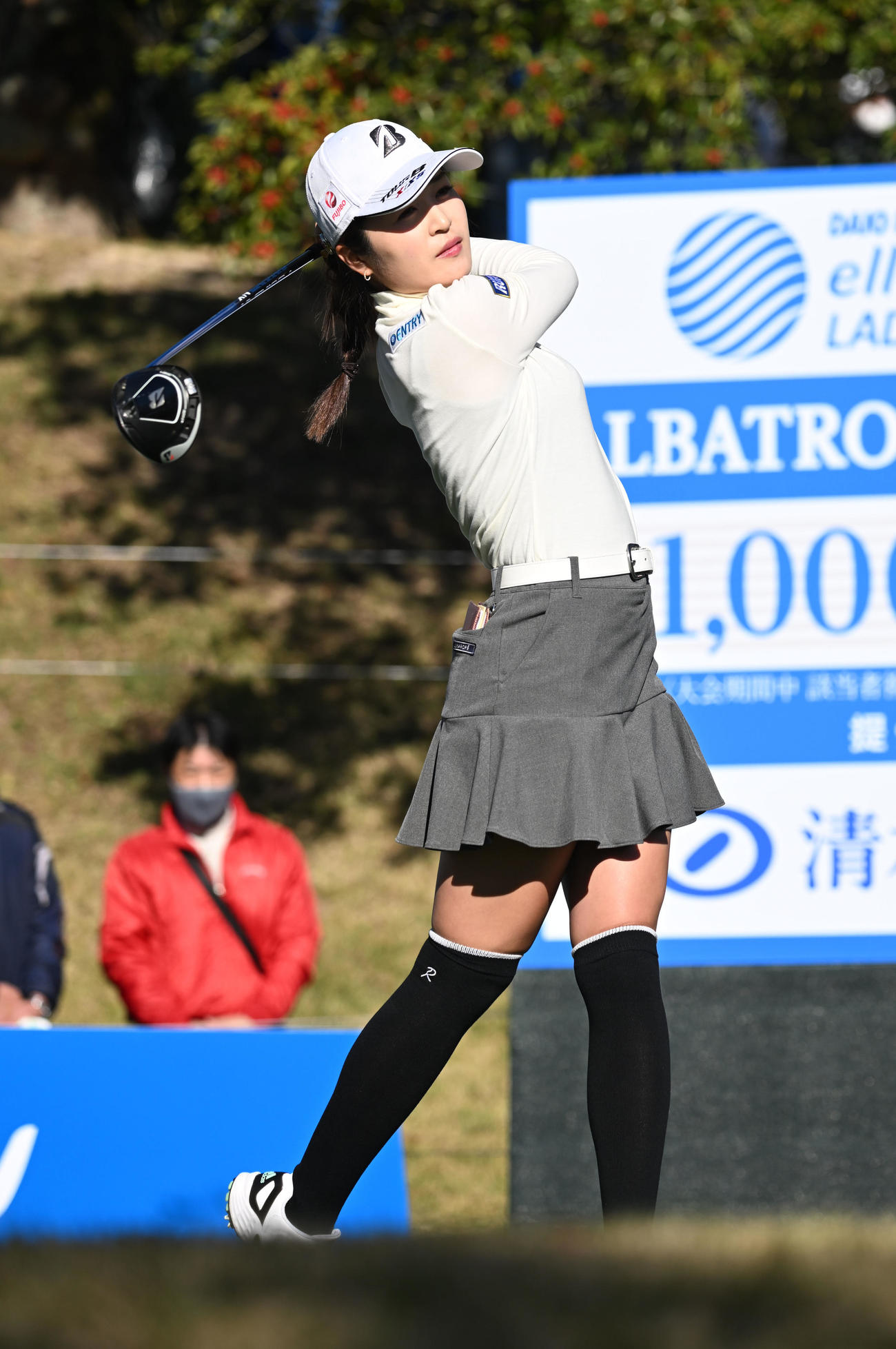 1番、ティーショットを放つ三ケ島（撮影・前岡正明）