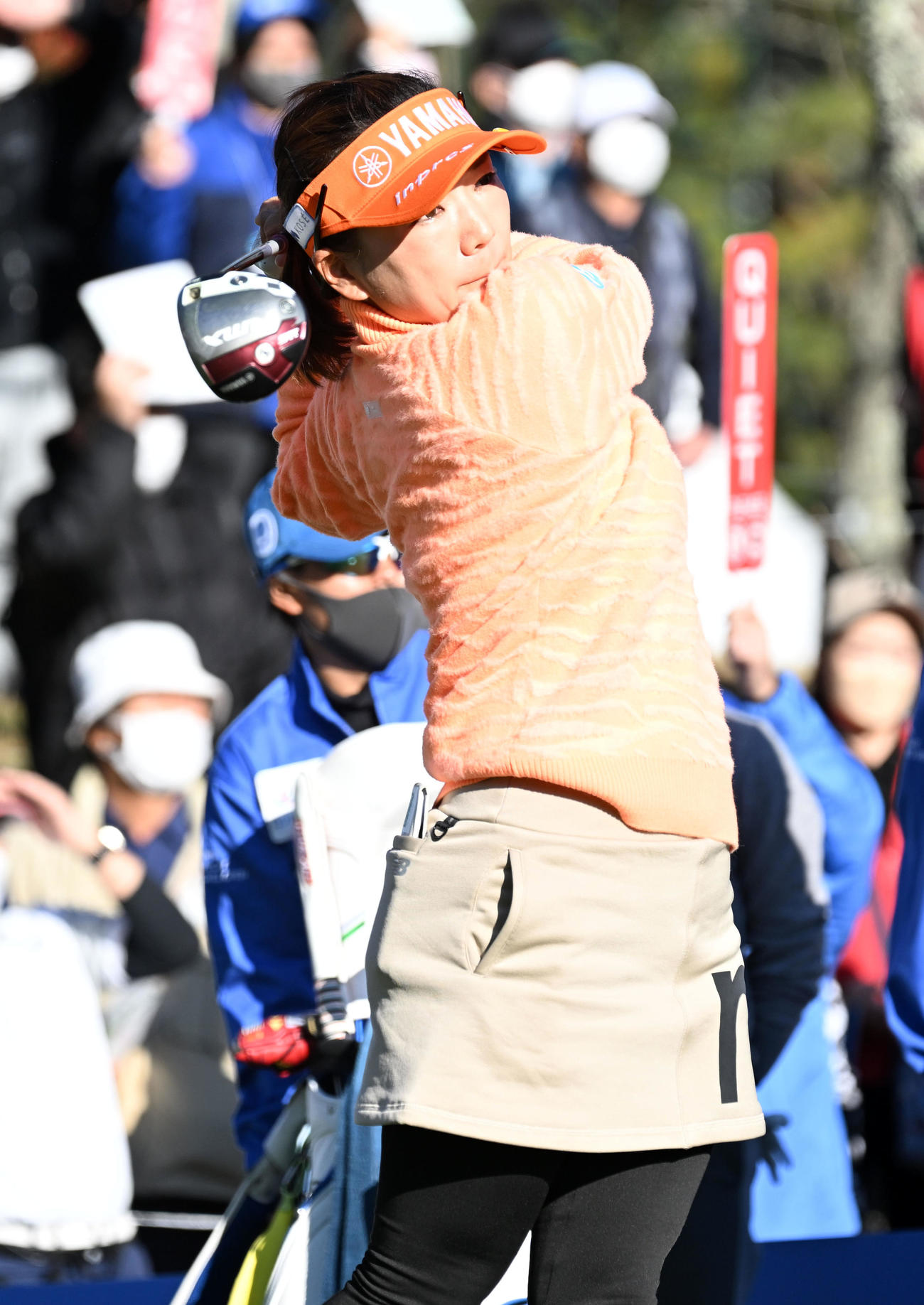 1番、ティーショットを放つ有村（撮影・前岡正明）