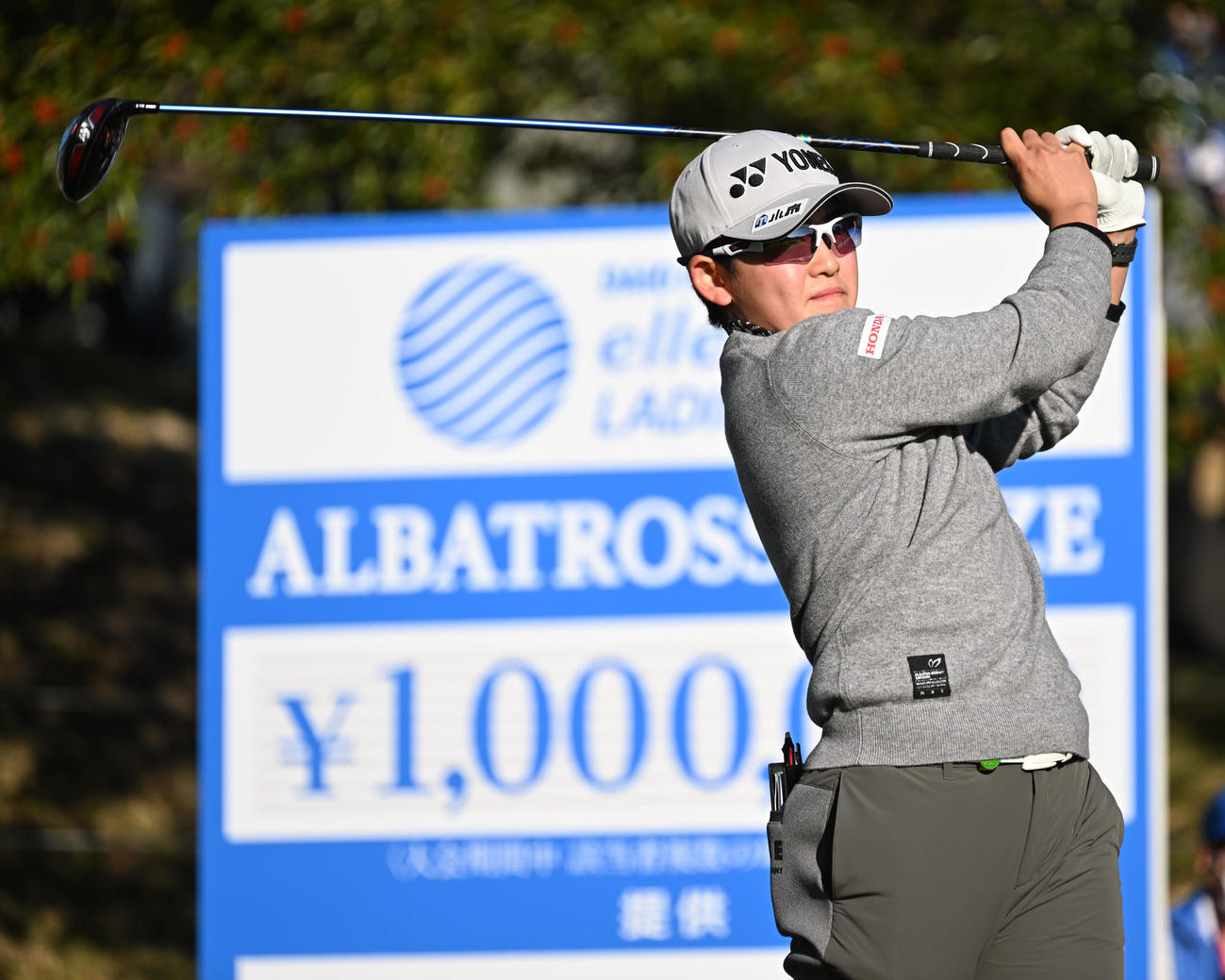 1番、ティーショットを放つ岩井明（撮影・前岡正明）
