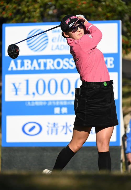 1番、ティーショットを放つ岩井千（撮影・前岡正明）