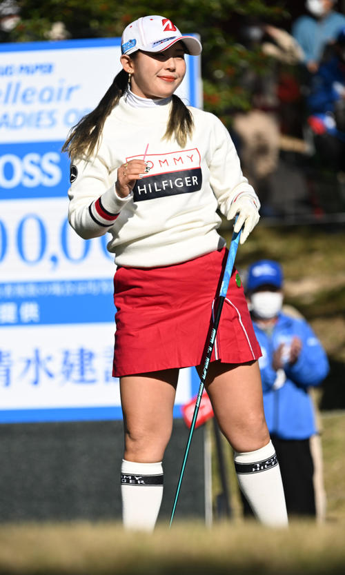 1番、ティーショットを放った吉田（撮影・前岡正明）