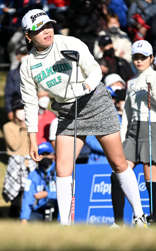 1番、ティーショットを放つ勝（撮影・前岡正明）
