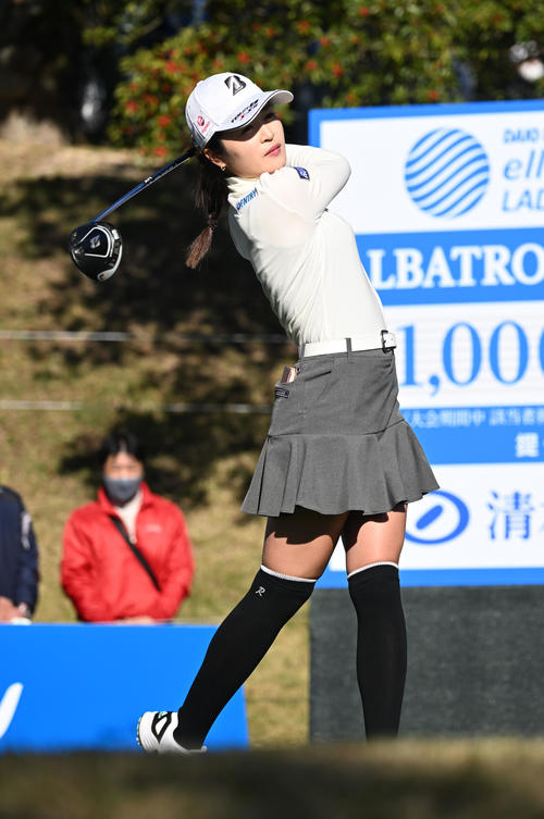1番、ティーショットを放つ三ケ島（撮影・前岡正明）