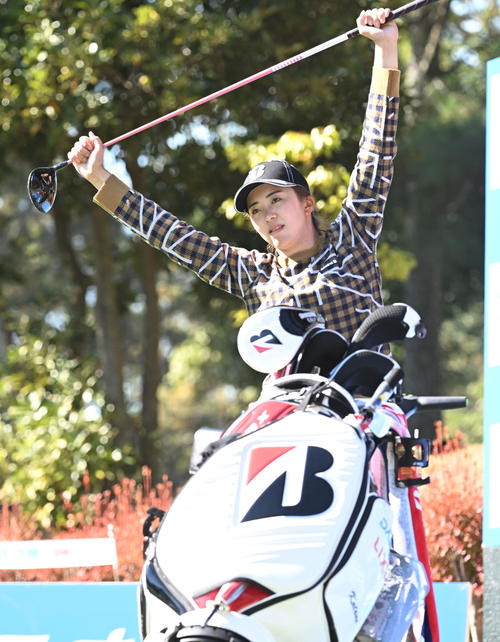 17番、ストレッチを行う堀（撮影・前岡正明）