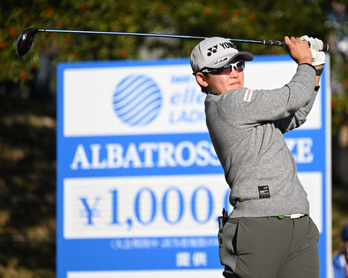 1番、ティーショットを放つ岩井明（撮影・前岡正明）