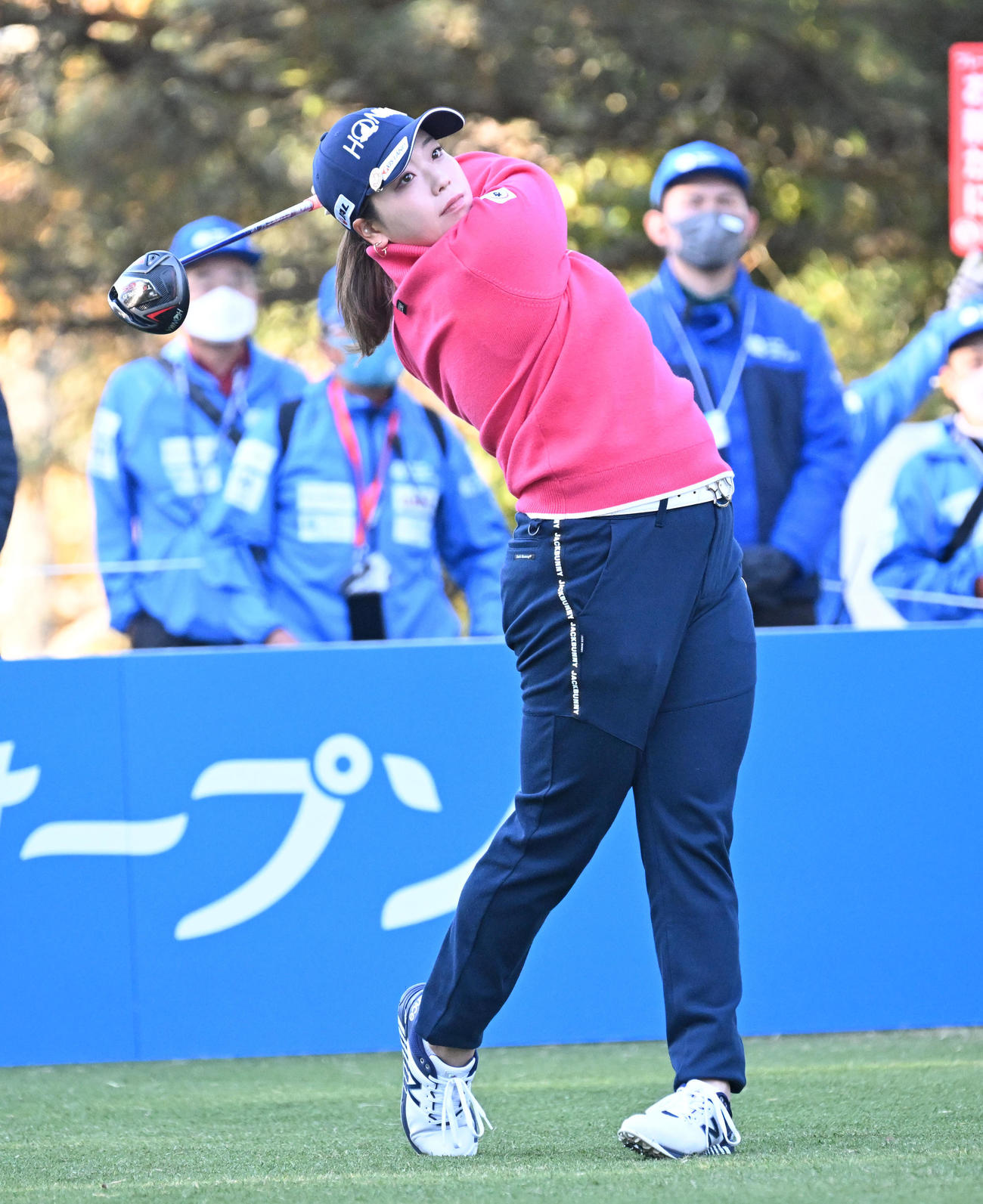 10番、ティーショットを放つ後藤（撮影・前岡正明）