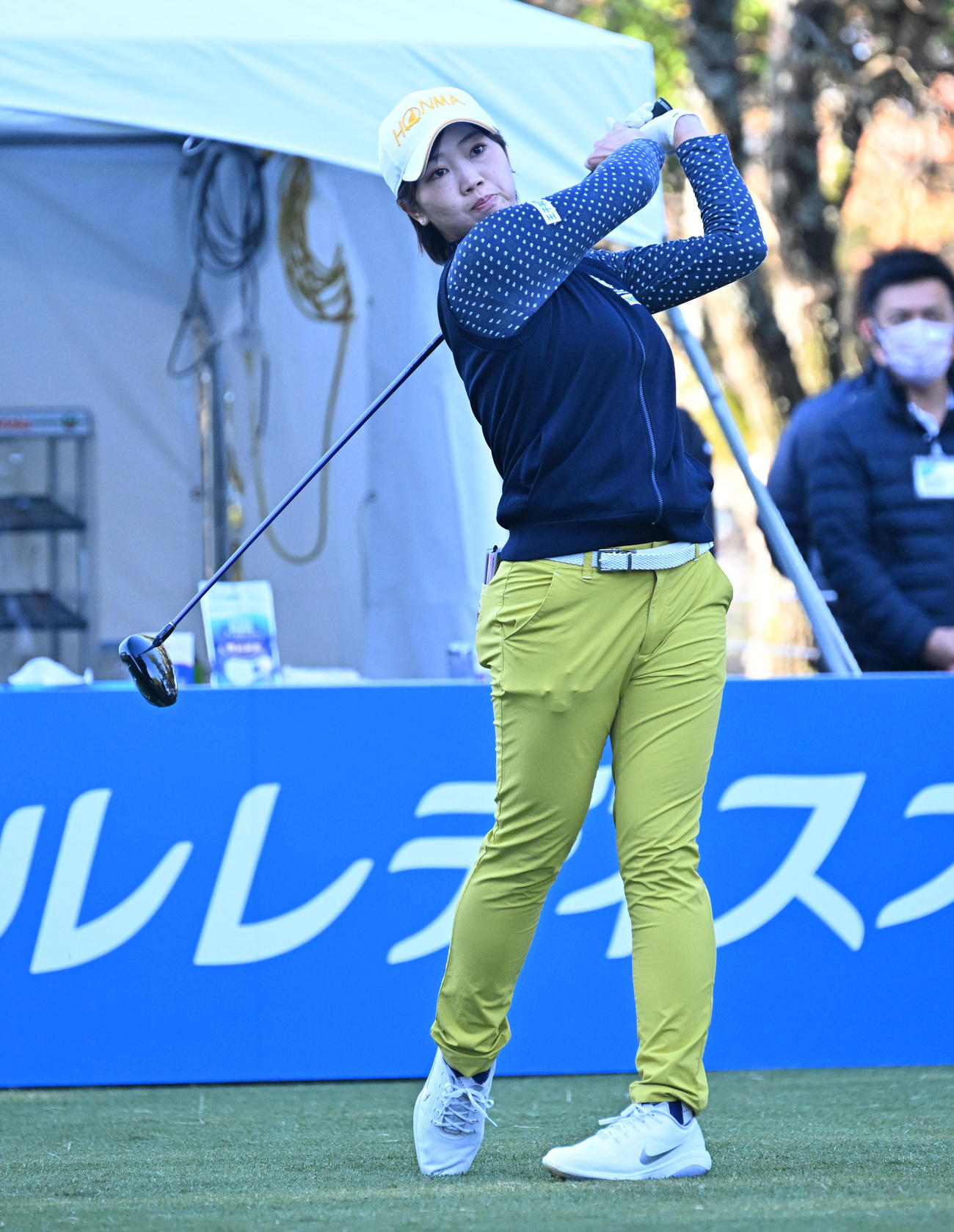 10番、ティーショットを放つ葭葉（撮影・前岡正明）