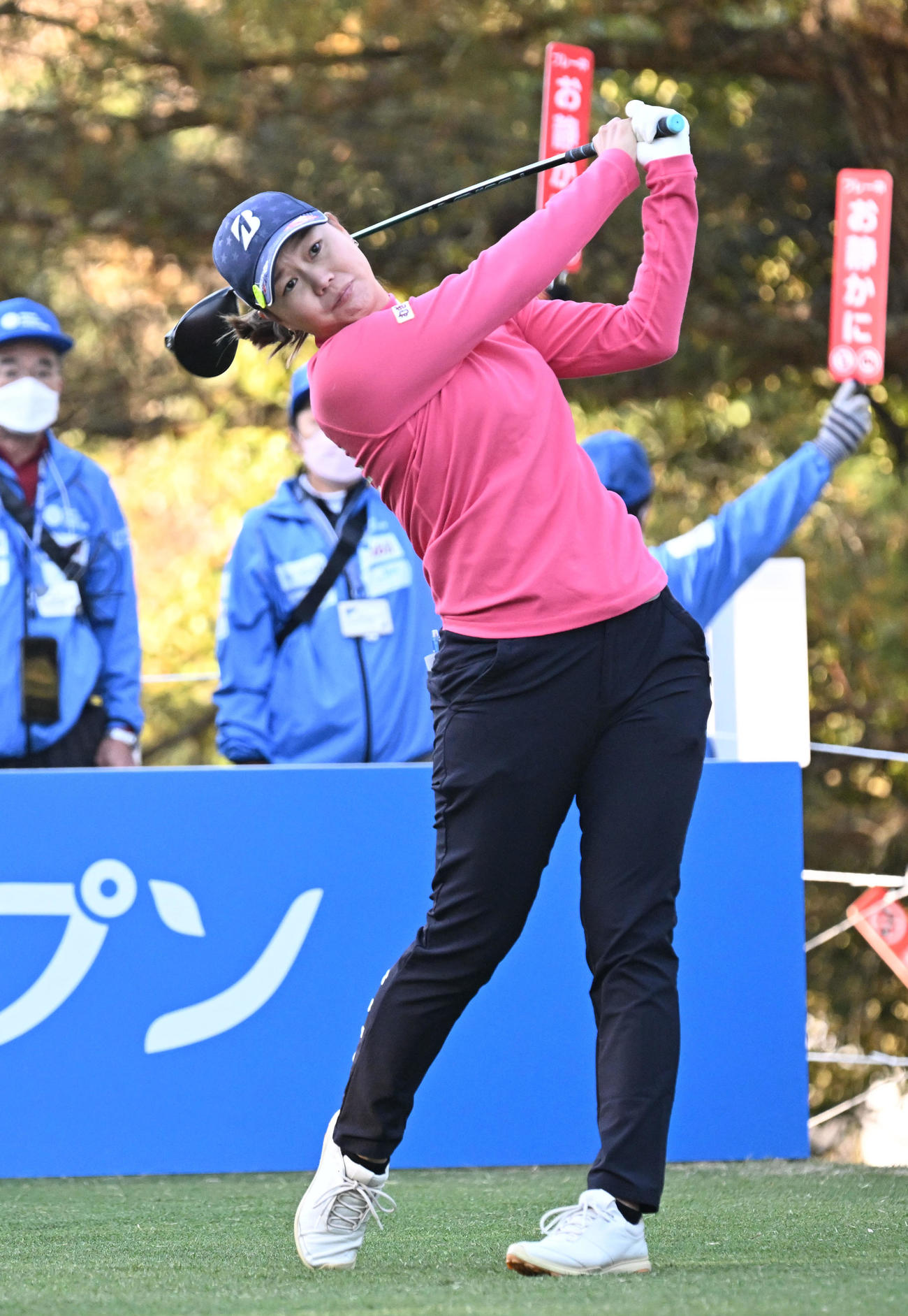 10番、ティーショットを放つ福山（撮影・前岡正明）