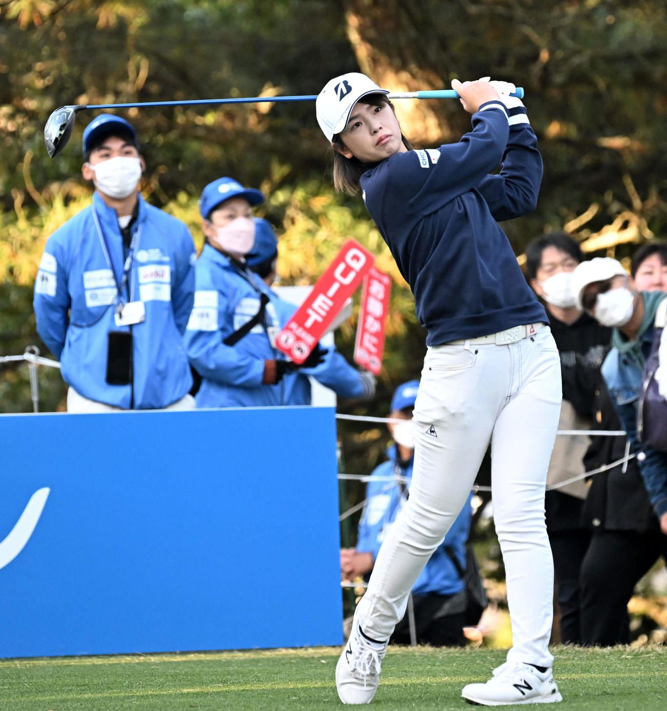ティーショットを放つ木下（撮影・前岡正明）